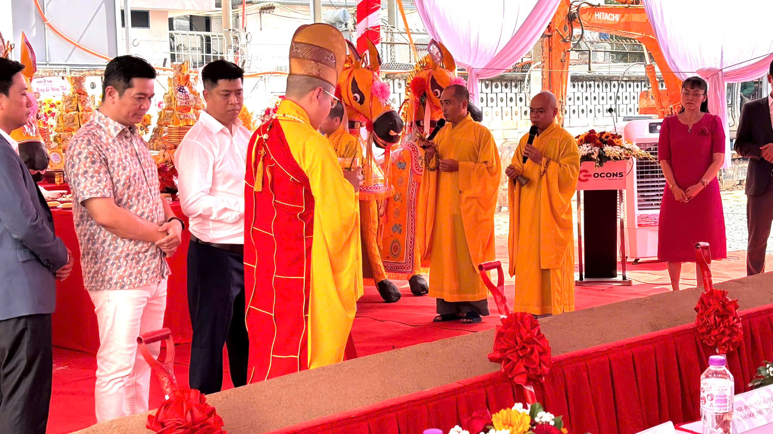 Mâm cúng lễ khởi công, động thổ ngày càng được đầu tư chỉn chu trong các dự án lớn Nghi thức nghiêm trang bên mâm cúng lễ khởi công, lễ động thổ dự án xây dựng quy mô lớn, xây dựng tòa nhà văn phòng Mekophar với sự tham gia cúng tụng của thầy cúng, cao tăng