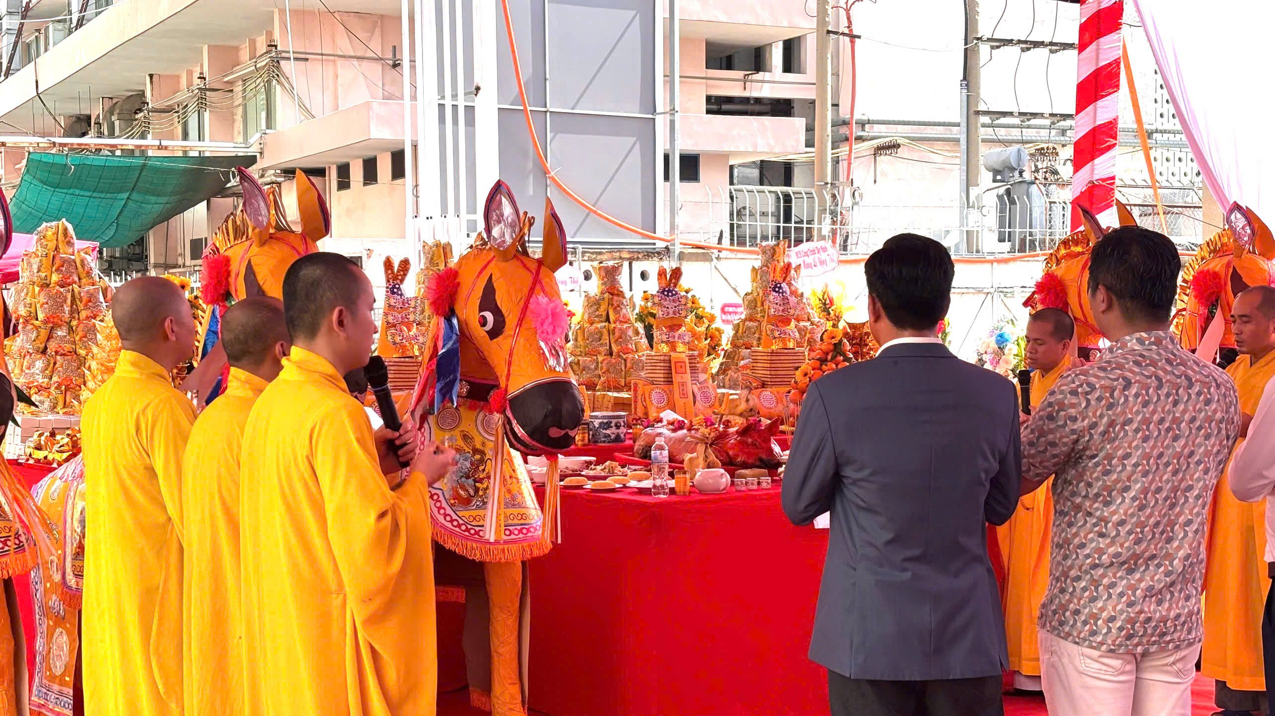 Không gian sự kiện lễ khởi công, lễ động thể với quy mô mâm cúng lớn Nghi thức nghiêm trang bên mâm cúng lễ khởi công, lễ động thổ dự án xây dựng quy mô lớn, xây dựng tòa nhà văn phòng Mekophar với sự tham gia cúng tụng của thầy cúng, cao tăng