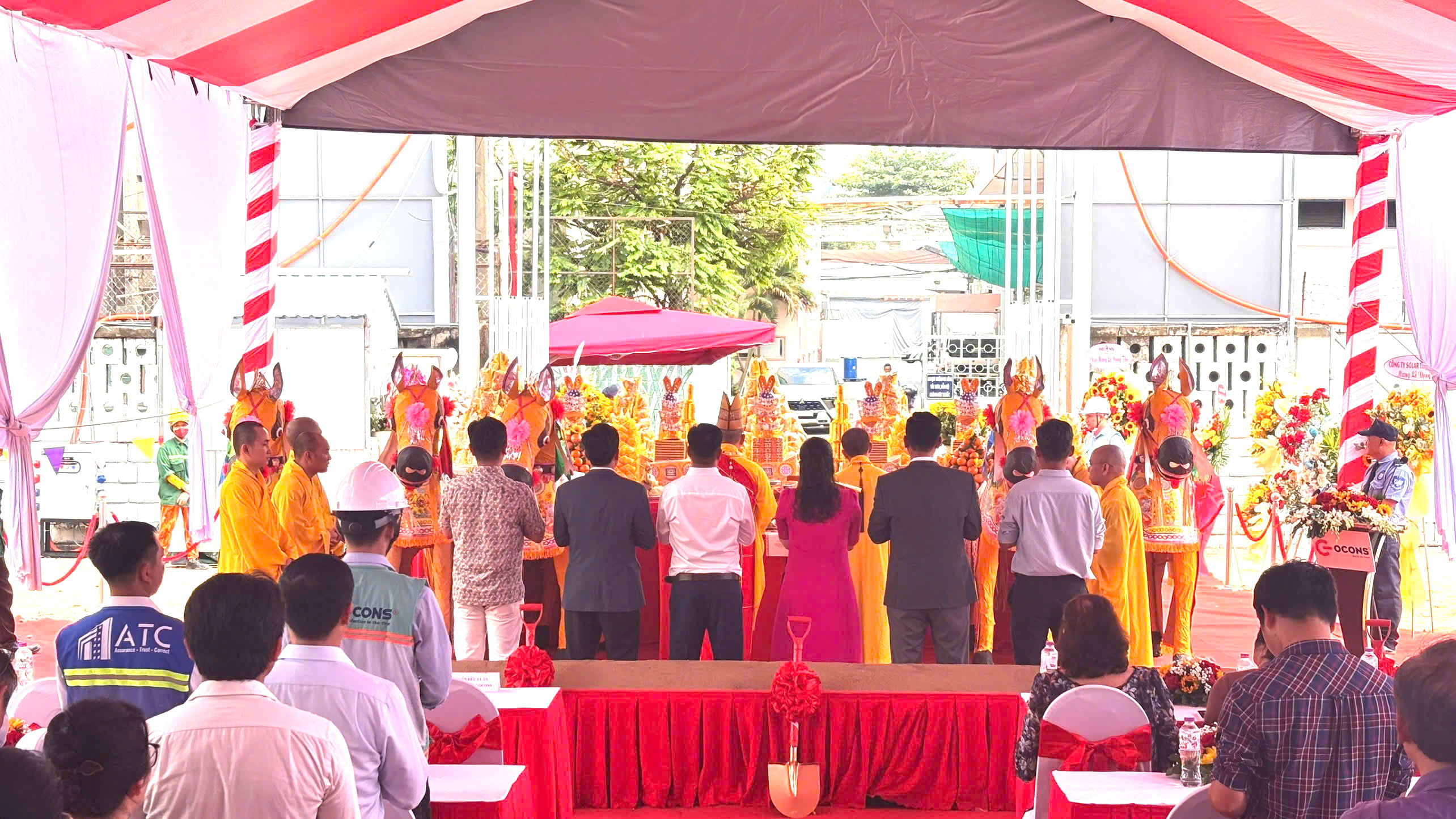 Nghi thức nghiêm trang bên mâm cúng lễ khởi công, lễ động thổ công trình xây dựng tòa nhà văn phòng Nghi thức nghiêm trang bên mâm cúng lễ khởi công, lễ động thổ dự án xây dựng quy mô lớn, xây dựng tòa nhà văn phòng Mekophar với sự tham gia cúng tụng của thầy cúng, cao tăng