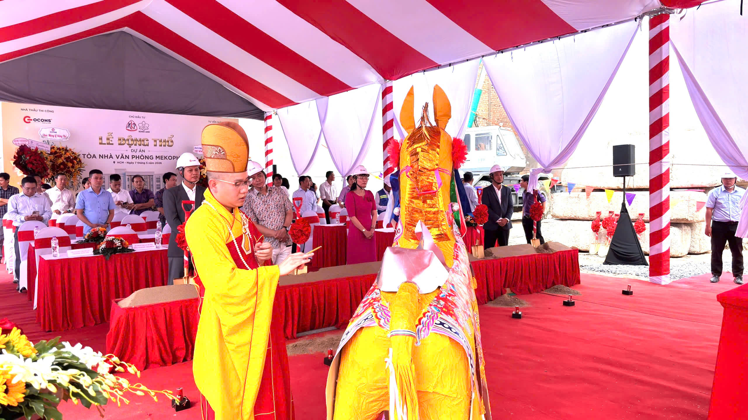 mâm cúng lễ khởi công động thổ đầy màu sắc và nghiêm trang Nghi thức nghiêm trang bên mâm cúng lễ khởi công, lễ động thổ dự án xây dựng quy mô lớn, xây dựng tòa nhà văn phòng Mekophar với sự tham gia cúng tụng của thầy cúng, cao tăng