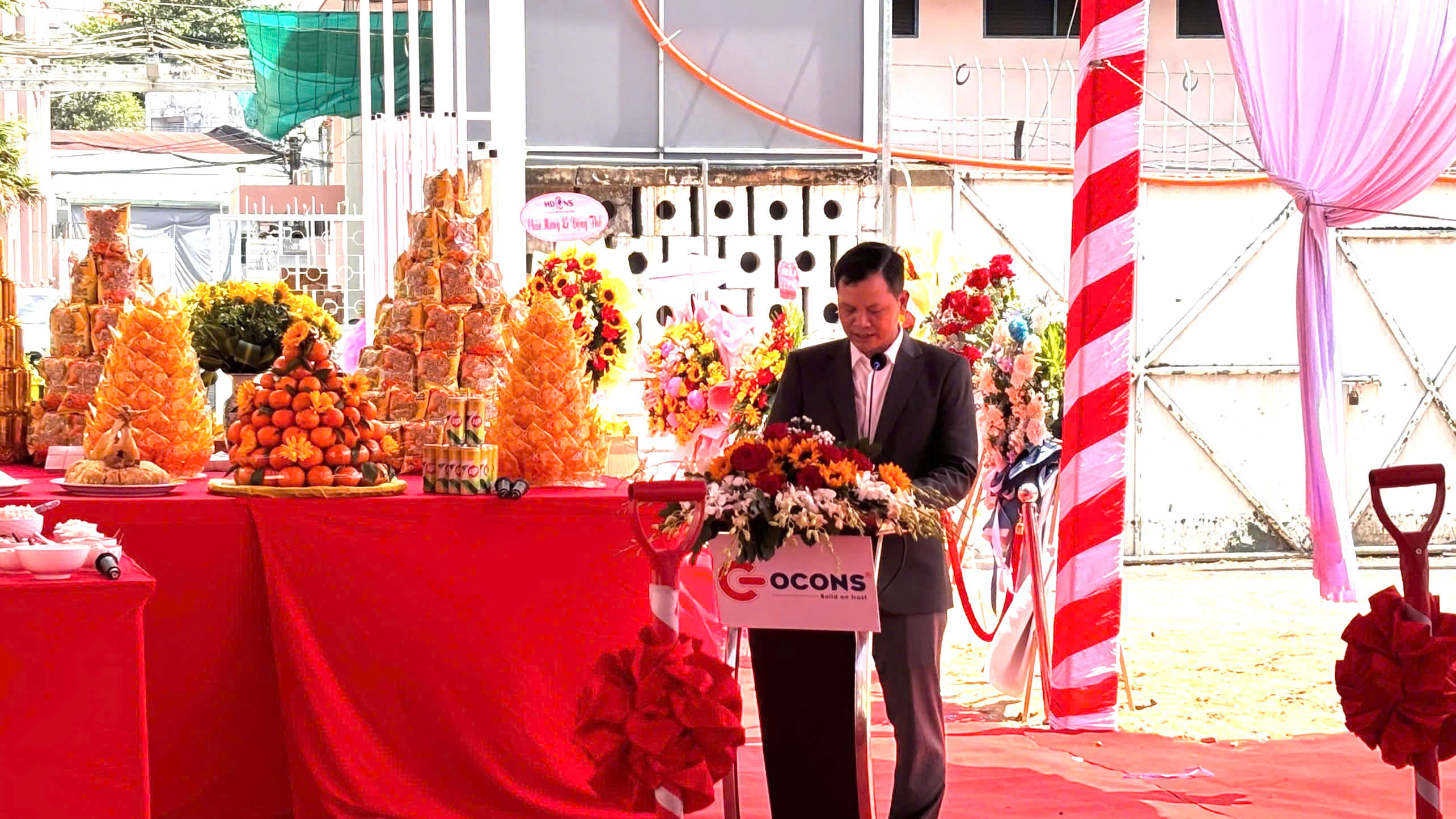 Đại diện chủ đầu tư phát biểu về buổi sự kiện khởi công, động thổ dự án Nghi thức nghiêm trang bên mâm cúng lễ khởi công, lễ động thổ dự án xây dựng quy mô lớn, xây dựng tòa nhà văn phòng Mekophar với sự tham gia cúng tụng của thầy cúng, cao tăng