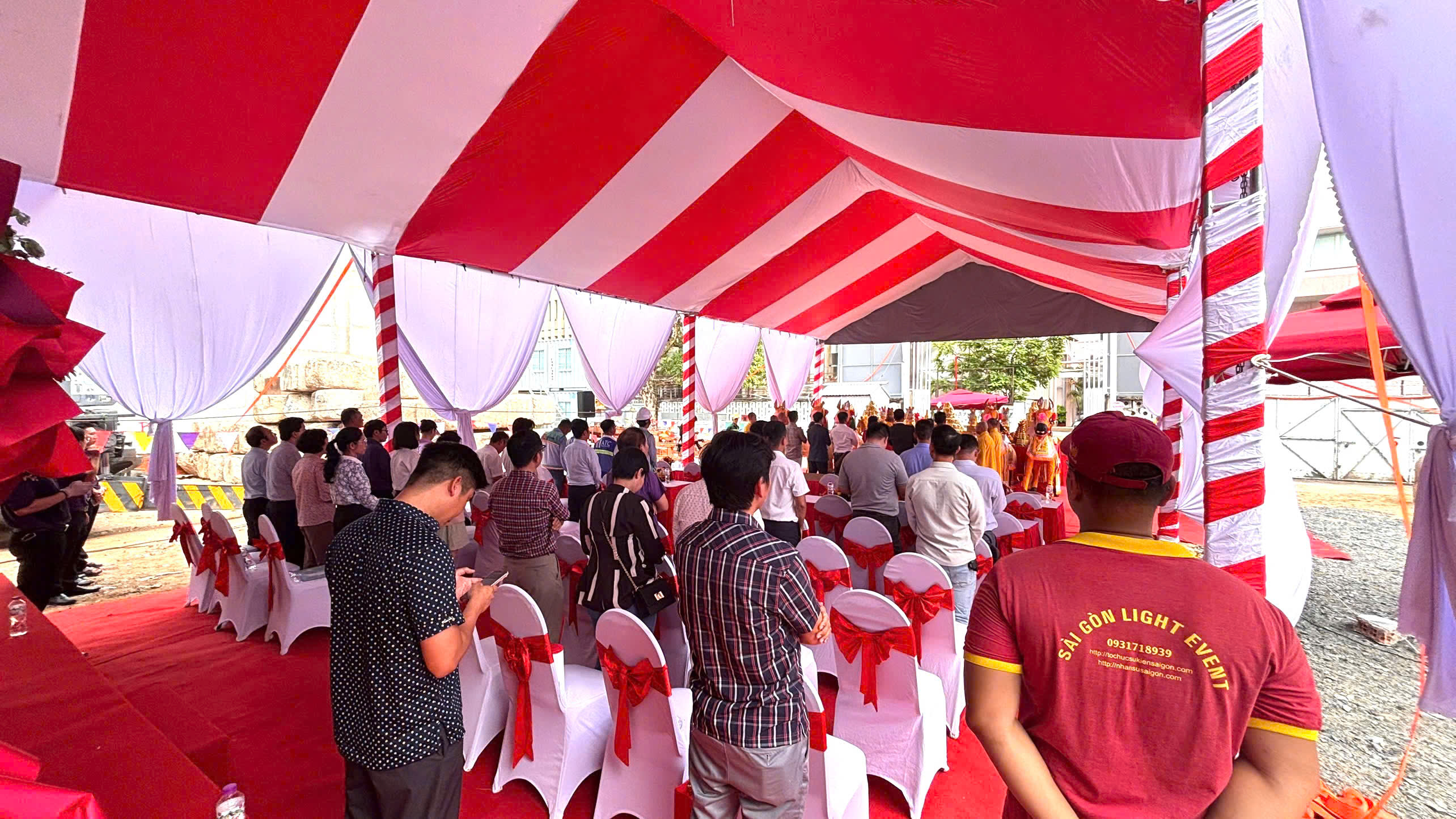 Không gian nghiêm trang của nghi thức cúng lễ khởi công, động thổ Nghi thức nghiêm trang bên mâm cúng lễ khởi công, lễ động thổ dự án xây dựng quy mô lớn, xây dựng tòa nhà văn phòng Mekophar với sự tham gia cúng tụng của thầy cúng, cao tăng