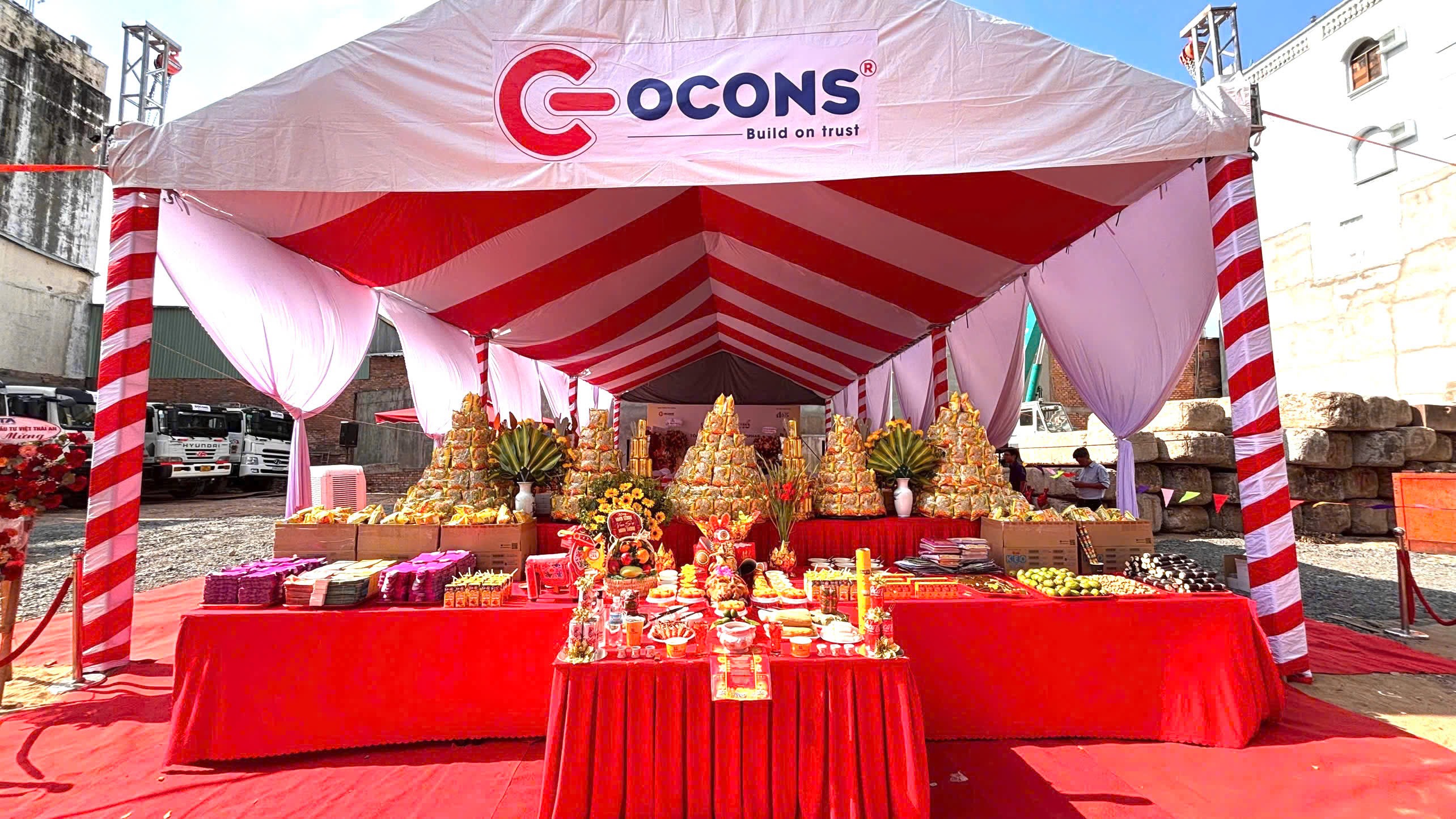 Nghi thức mâm cúng lễ khởi công, động thổ dự án xây dựng tòa nhà văn phòng Mekophar Nghi thức nghiêm trang bên mâm cúng lễ khởi công, lễ động thổ dự án xây dựng quy mô lớn, xây dựng tòa nhà văn phòng Mekophar với sự tham gia cúng tụng của thầy cúng, cao tăng