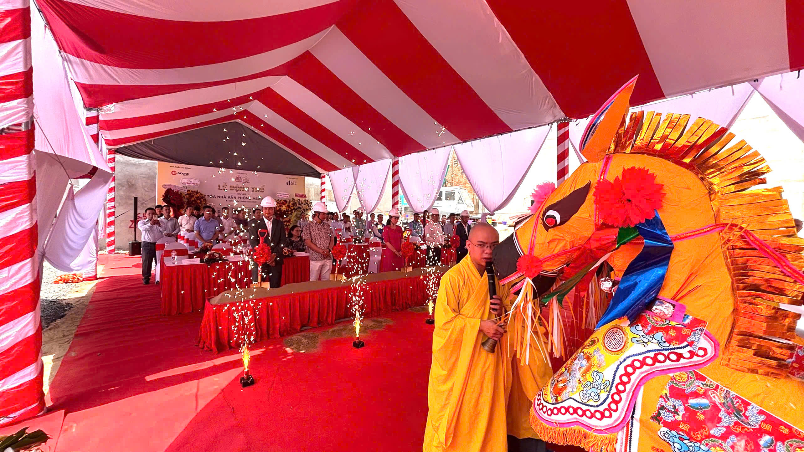 Sài Gòn Light Event - công ty tổ chức lễ khởi công, động thổ có bày trí mâm cúng đúng quy chuẩn và yêu cầu Nghi thức nghiêm trang bên mâm cúng lễ khởi công, lễ động thổ dự án xây dựng quy mô lớn, xây dựng tòa nhà văn phòng Mekophar với sự tham gia cúng tụng của thầy cúng, cao tăng