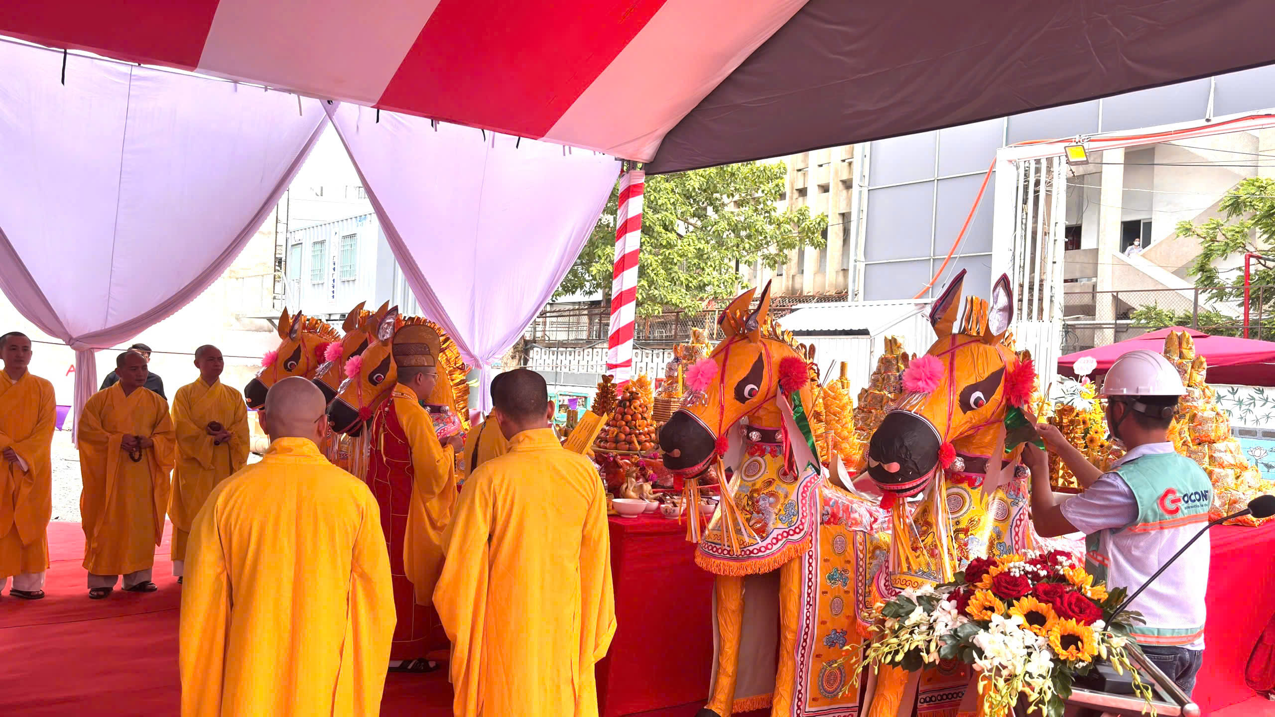 Mâm cúng nghiêm trang với sự tham gia tọng niệm của chư tăng, thầy cúng các chùa trong khu vực Nghi thức nghiêm trang bên mâm cúng lễ khởi công, lễ động thổ dự án xây dựng quy mô lớn, xây dựng tòa nhà văn phòng Mekophar với sự tham gia cúng tụng của thầy cúng, cao tăng