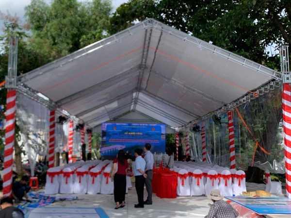 Sài Gòn Light Event hân hạnh là đơn vị tổ chức sự kiện chuyên nghiệp, trong buổi lễ khởi công này chúng tôi tự hào đồng hành cùng buổi lễ với các hạng mục như nhà bạt, bàn ghế hội nghị, backdrop, cổng hơi, pháo điện và các hạng mục khác, cùng với nhân sự kỹ thuật chuyên nghiệp đảm bảo thi công nhanh chóng, chuẩn xác.