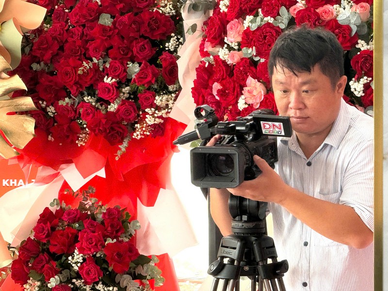 Đại diện đ&agrave;i truyền h&igrave;nh Đồng Nai c&oacute; mặt ghi h&igrave;nh cho bản tin lễ khai trương xu hướng xe điện, một trong những xu hướng xanh được ch&iacute;nh phủ hỗ trợ v&agrave; khuyến kh&iacute;ch trong bối cảnh vươn m&igrave;nh của đất nước