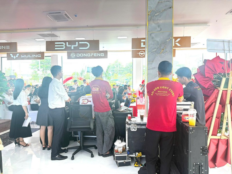 Đội ngũ vận h&agrave;nh sự kiện gi&agrave;u kinh nghiệm từ S&agrave;i G&ograve;n Light event đơn vị hơn 10 năm kinh nghiệm trong lĩnh vực tổ chức khai trương