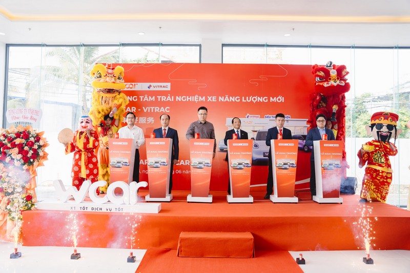 C&aacute;c đại biểu thực hiện nghi thức khai trương Trung t&acirc;m trải nghiệm xe năng lượng mới WCAR tại Đồng Nai.