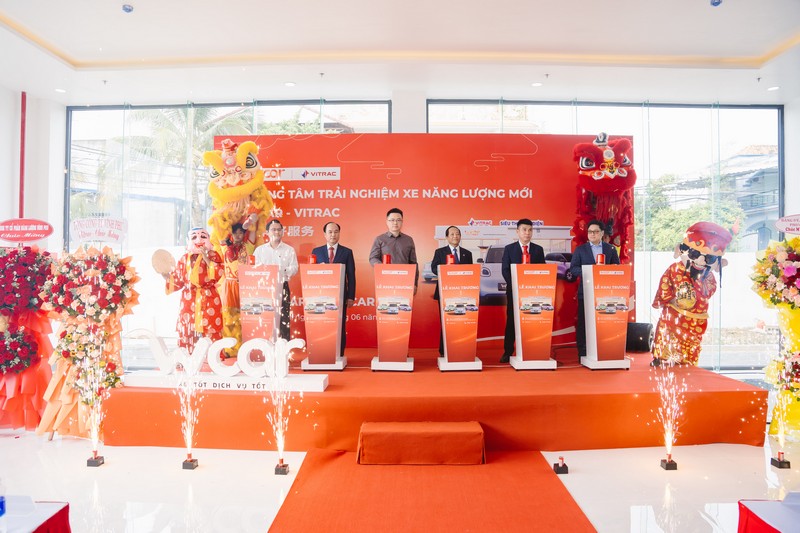C&aacute;c đại biểu thực hiện nghi thức khai trương Trung t&acirc;m trải nghiệm xe năng lượng mới WCAR tại Đồng Nai.