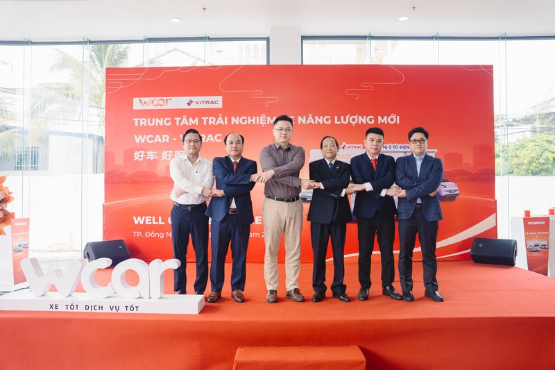 Đại diện doanh nghiệp v&agrave; đối t&aacute;c thực hiện nghi thức n&acirc;ng ly ch&uacute;c mừng tại lễ khai trương Trung t&acirc;m trải nghiệm xe năng lượng mới WCAR.