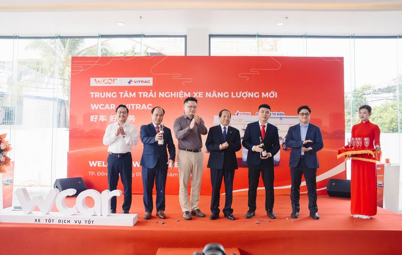Đại diện doanh nghiệp v&agrave; đối t&aacute;c thực hiện nghi thức n&acirc;ng ly ch&uacute;c mừng tại lễ khai trương Trung t&acirc;m trải nghiệm xe năng lượng mới WCAR.