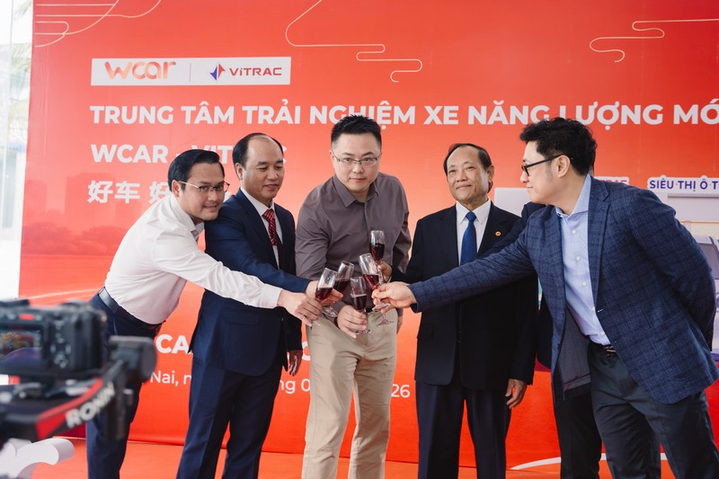 Đại diện doanh nghiệp v&agrave; đối t&aacute;c thực hiện nghi thức n&acirc;ng ly ch&uacute;c mừng tại lễ khai trương Trung t&acirc;m trải nghiệm xe năng lượng mới WCAR.