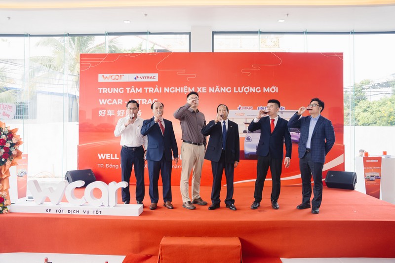 Đại diện doanh nghiệp v&agrave; đối t&aacute;c thực hiện nghi thức n&acirc;ng ly ch&uacute;c mừng tại lễ khai trương Trung t&acirc;m trải nghiệm xe năng lượng mới WCAR.