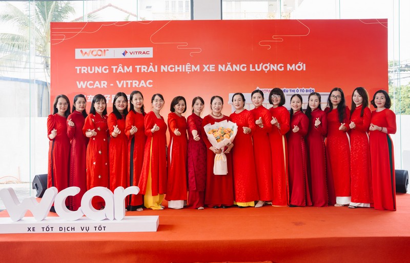 Kh&aacute;ch h&agrave;ng c&ugrave;ng đội ngũ nh&acirc;n sự Wcar chụp ảnh lưu niệm tại lễ khai trương trung t&acirc;m trải nghiệm si&ecirc;u thị &ocirc; t&ocirc; điện Đồng Nai.