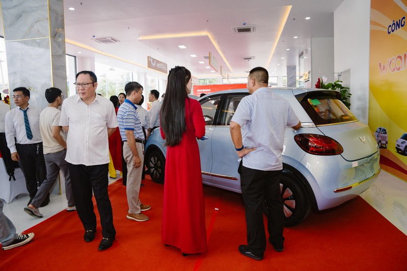Kh&ocirc;ng gian trưng b&agrave;y xe điện tại Trung t&acirc;m trải nghiệm xe năng lượng mới WCAR thu h&uacute;t nhiều kh&aacute;ch h&agrave;ng v&agrave; đối t&aacute;c tham quan trong ng&agrave;y khai trương.