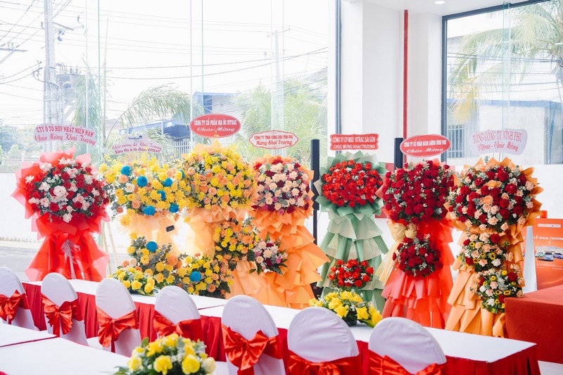 Hoa ch&uacute;c mừng từ nh&agrave; sản xuất, ng&acirc;n h&agrave;ng, kh&aacute;ch mời được b&agrave;y biện rực rỡ tại lễ khai trương si&ecirc;u thị &ocirc; t&ocirc; điện Đồng Nai.