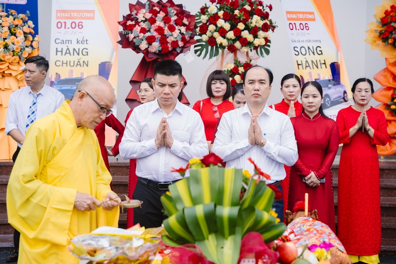 Nghi thức c&uacute;ng tại lễ khai trương si&ecirc;u thị &ocirc; t&ocirc; điện ĐỒng Nai được tổ chức long trọng, th&agrave;nh k&iacute;nh nhầm cầu mong vạn sự như &yacute;.