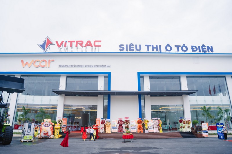 Mặt tiền Trung t&acirc;m trải nghiệm xe năng lượng mới WCAR tại Đồng Nai trong ng&agrave;y khai trương với sự tham gia của nhiều đối t&aacute;c v&agrave; kh&aacute;ch mời.