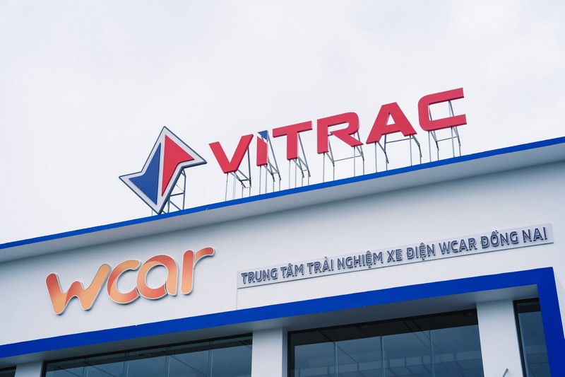 Mặt tiền Trung t&acirc;m trải nghiệm xe năng lượng mới WCAR tại Đồng Nai trong ng&agrave;y khai trương với sự tham gia của nhiều đối t&aacute;c v&agrave; kh&aacute;ch mời.