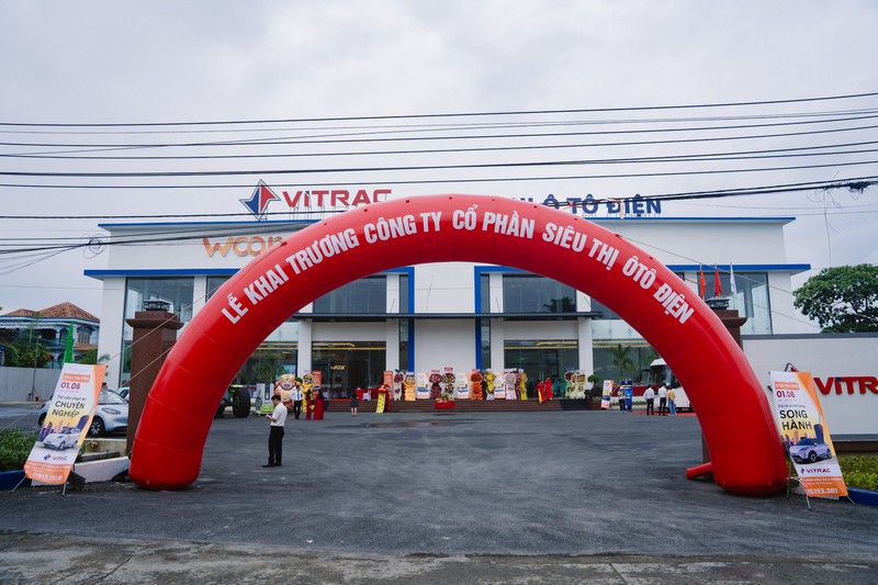 Mặt tiền Trung t&acirc;m trải nghiệm xe năng lượng mới WCAR tại Đồng Nai trong ng&agrave;y khai trương với sự tham gia của nhiều đối t&aacute;c v&agrave; kh&aacute;ch mời.