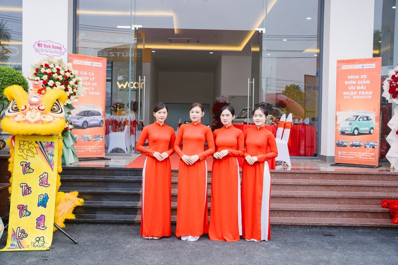 Đội ngũ lễ t&acirc;n trong trang phục &aacute;o d&agrave;i đỏ tham gia đ&oacute;n tiếp kh&aacute;ch mời tại lễ khai trương Si&ecirc;u thị &Ocirc; t&ocirc; Điện WCAR Đồng Nai.