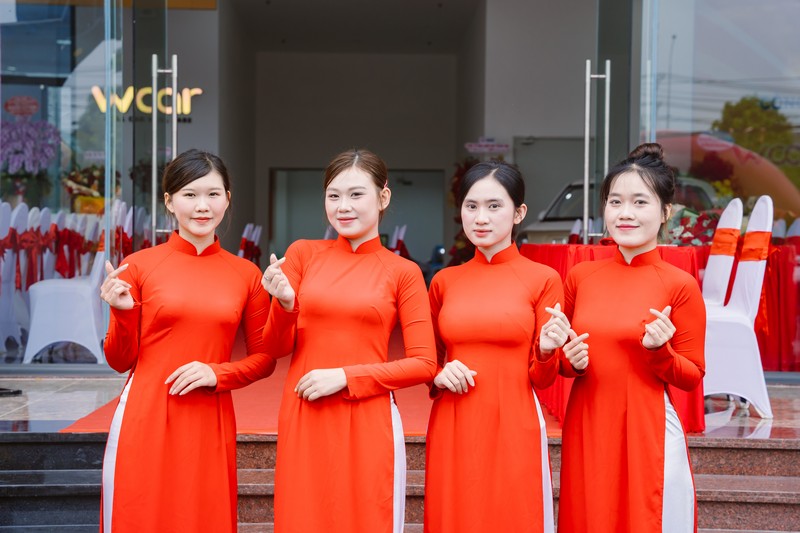 Đội ngũ lễ t&acirc;n trong trang phục &aacute;o d&agrave;i đỏ tham gia đ&oacute;n tiếp kh&aacute;ch mời tại lễ khai trương Si&ecirc;u thị &Ocirc; t&ocirc; Điện WCAR Đồng Nai.