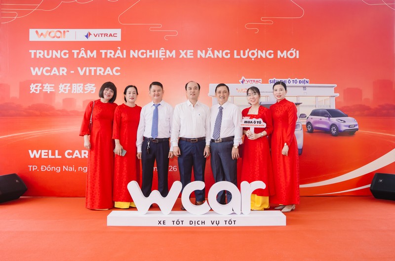 Đại diện doanh nghiệp, ng&acirc;n h&agrave;ng v&agrave; đối t&aacute;c tham dự lễ khai trương Trung t&acirc;m trải nghiệm xe năng lượng mới WCAR tại Đồng Nai.