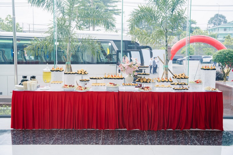 Khu vực bố tr&iacute; b&agrave;n teabreak cho kh&aacute;ch mời tham dự sự kiện được b&agrave;y tr&iacute; sang trọng, đa dạng c&aacute;c loại b&aacute;nh v&agrave; trang tr&iacute; đẹp mắt.