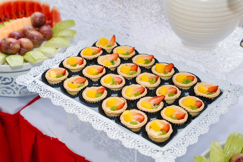 Tran tr&iacute; teabreak phục vụ sự kiện lễ khai trương si&ecirc;u thị &ocirc; t&ocirc; điện tại Đồng Nai được đầu tư kỹ lưỡng với c&aacute;c loại b&aacute;nh, tr&aacute;i c&acirc;y sang trọng, chất lượng.