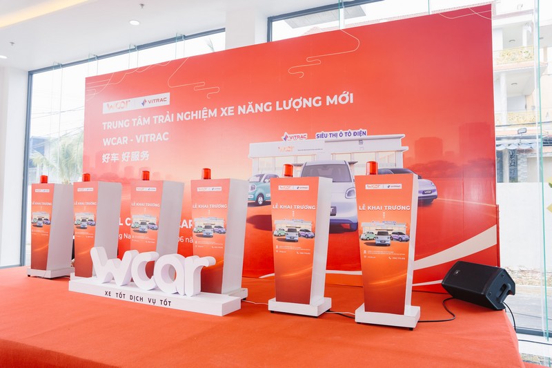 Bộ bục nhấn n&uacute;t khai trương theo xu hướng mới được S&agrave;i G&ograve;n Light setup đẹp mắt, đ&aacute;p ứng nhu cầu cao của qu&yacute; kh&aacute;ch h&agrave;ng tại lễ khai trương trung t&acirc;m trải nghiệm &ocirc; t&ocirc; điện tại Đồng Nai