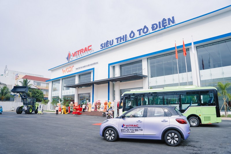 Kh&aacute;ch tham dự trực tiếp trải nghiệm v&agrave; t&igrave;m hiểu c&aacute;c mẫu xe điện tại Trung t&acirc;m trải nghiệm xe năng lượng mới WCAR trong ng&agrave;y khai trương.
