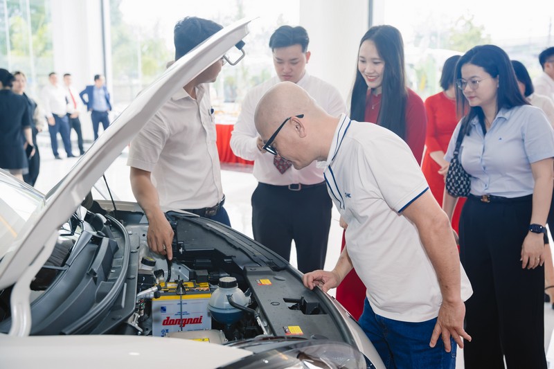 Kh&aacute;ch tham dự trực tiếp trải nghiệm v&agrave; t&igrave;m hiểu c&aacute;c mẫu xe điện tại Trung t&acirc;m trải nghiệm xe năng lượng mới WCAR trong ng&agrave;y khai trương.