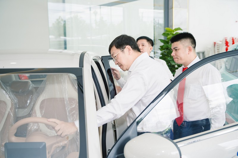 Kh&aacute;ch tham dự trực tiếp trải nghiệm v&agrave; t&igrave;m hiểu c&aacute;c mẫu xe điện tại Trung t&acirc;m trải nghiệm xe năng lượng mới WCAR trong ng&agrave;y khai trương.