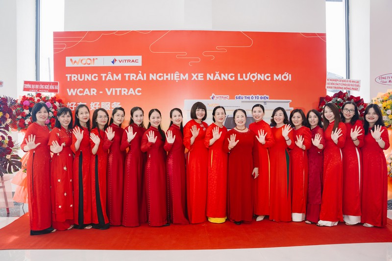 Kh&aacute;ch h&agrave;ng c&ugrave;ng đội ngũ nh&acirc;n sự Wcar chụp ảnh lưu niệm tại lễ khai trương si&ecirc;u thị &ocirc; t&ocirc; điện tại Đồng Nai.