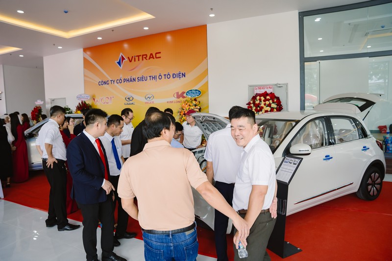 Đại diện doanh nghiệp, ng&acirc;n h&agrave;ng v&agrave; đối t&aacute;c tham dự lễ khai trương Trung t&acirc;m trải nghiệm xe năng lượng mới WCAR tại Đồng Nai.