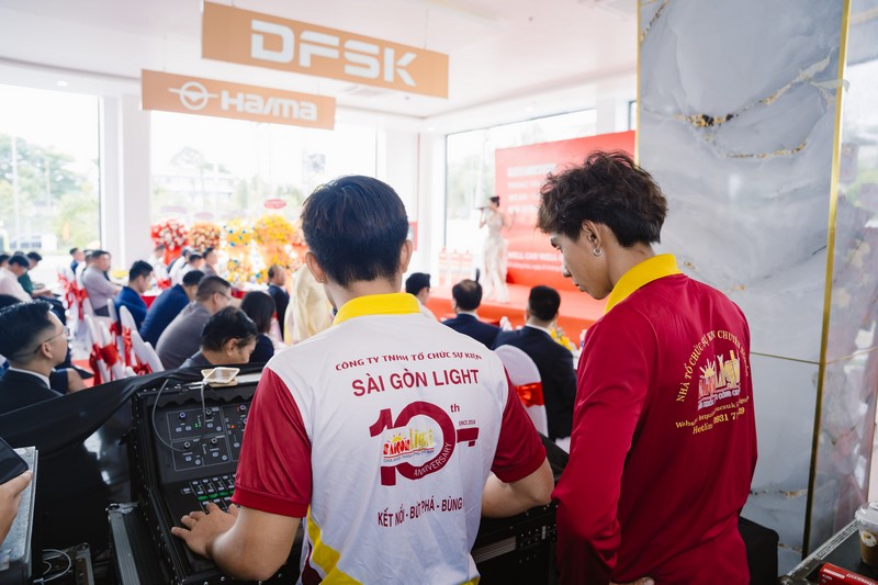 Đội ngũ nh&acirc;n sự vận h&agrave;nh sự kiện của S&agrave;i G&ograve;n Light event b&ecirc;n trong c&aacute;nh g&agrave; tập trung cao độ trong qu&aacute; tr&igrave;nh chạy sự kiện.