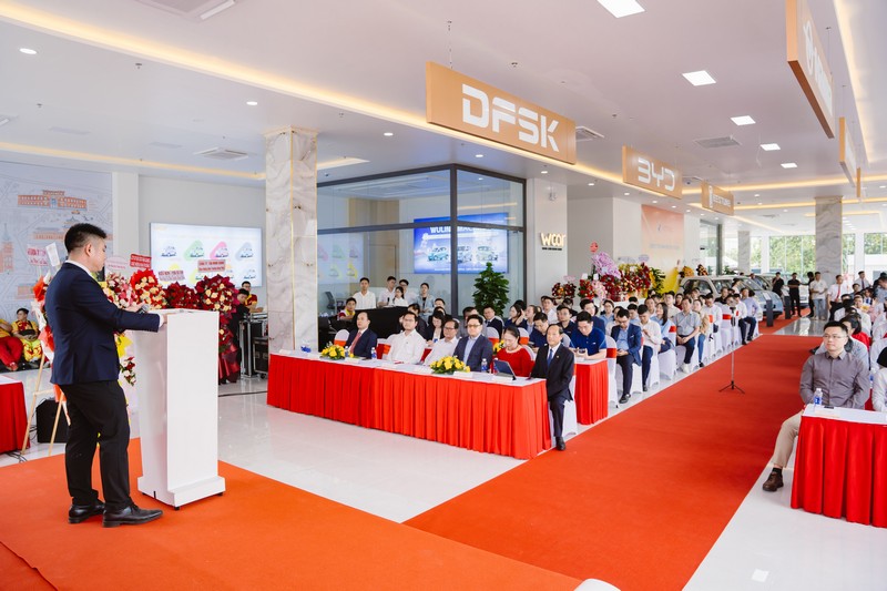 To&agrave;n cảnh kh&ocirc;ng gian sự kiện được set up thảm đỏ sang trọng